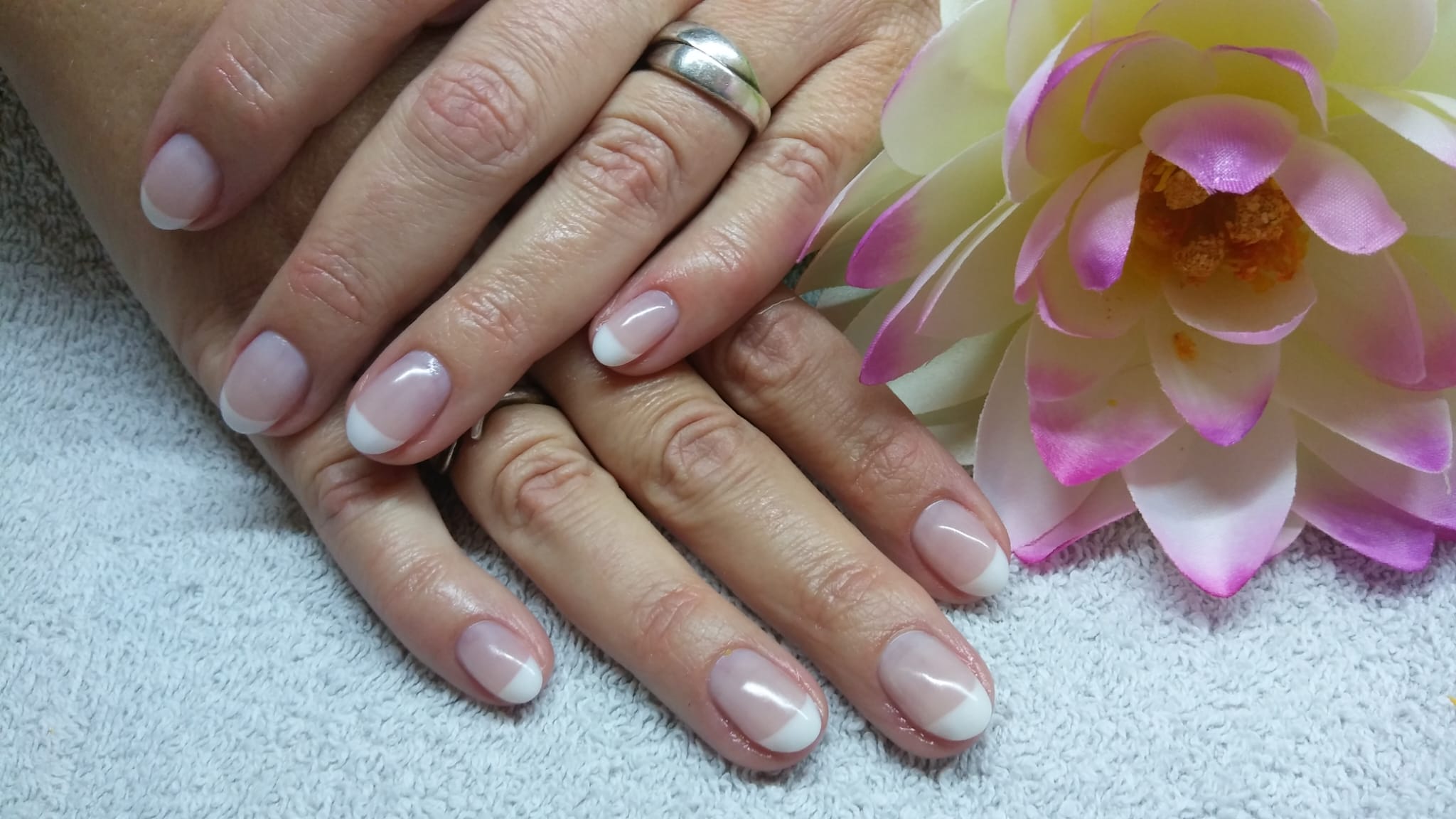 Foto polygel, frenchtips, licht roze met witte rand