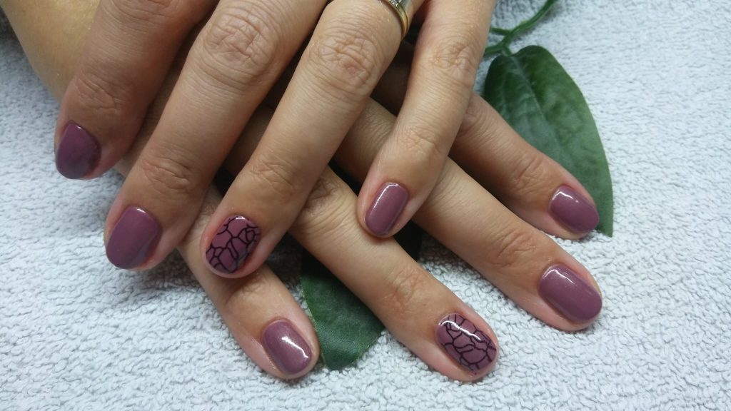 Foto gellak, donker paars met crackle nailar Voorbeeld van MJ Nagels nagelstudio, Rijen, Noord-Brabant